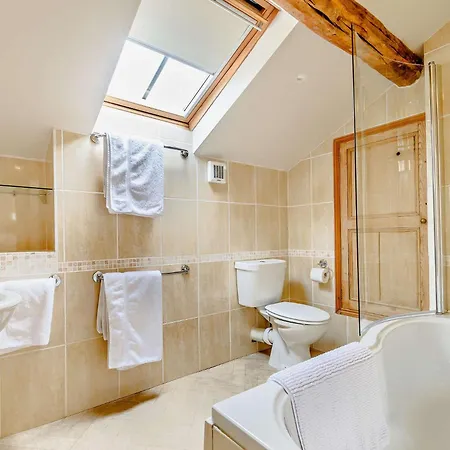 3 Bed In Harrogate Hh099 *